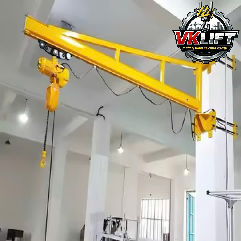 Cần trục quay áp cột là một trong những thiết bị nâng hạ cục bộ được sử dụng phổ biến trong các nhà xưởng, kho bãi và dây chuyền sản xuất hiện đại. Với thiết kế gọn gàng, lắp đặt trực tiếp vào cột nhà hoặc cột trụ độc lập, thiết bị này giúp doanh nghiệp nâng – hạ – xoay chuyển hàng hóa linh hoạt mà không cần đầu tư hệ thống cầu trục lớn, phức tạp. Giới thiệu Cần trục quay áp cột - Ứng dụng - VKLIFT Cung cấp và lắp đặt toàn quốc