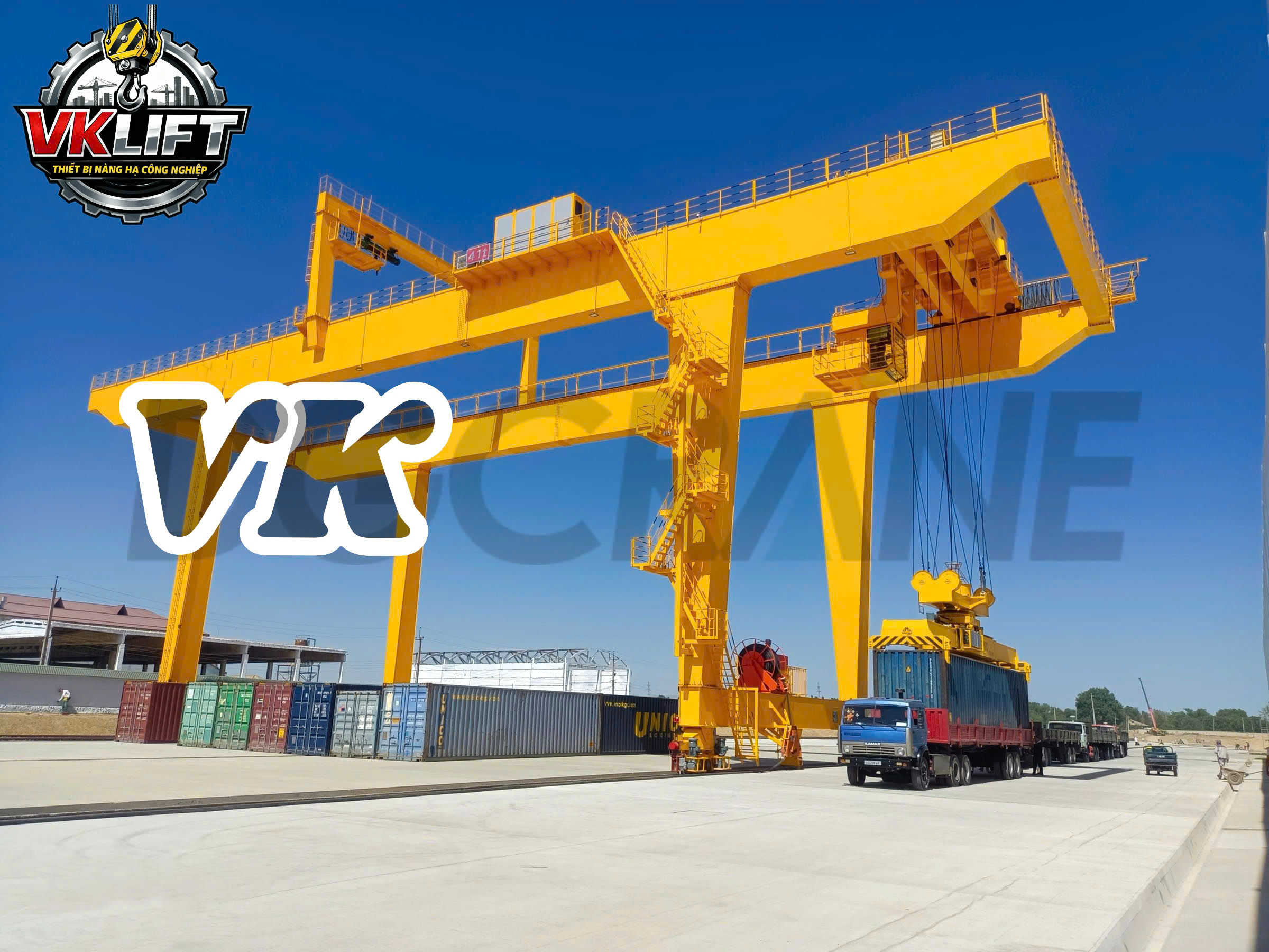 Cầu trục cảng (Port Crane) hay cầu trục container là thiết bị nâng hạ chuyên dụng được sử dụng để bốc xếp, di chuyển và sắp xếp container trong các khu vực cảng biển, cảng cạn (ICD), bãi container và trung tâm logistics. Đây là dòng cầu trục có tải trọng lớn, khả năng làm việc liên tục và được thiết kế tối ưu cho môi trường khai thác cảng có cường độ cao. Cầu trục cảng, Cầu trục container - VKLIFT Cung cấp và lắp đặt
