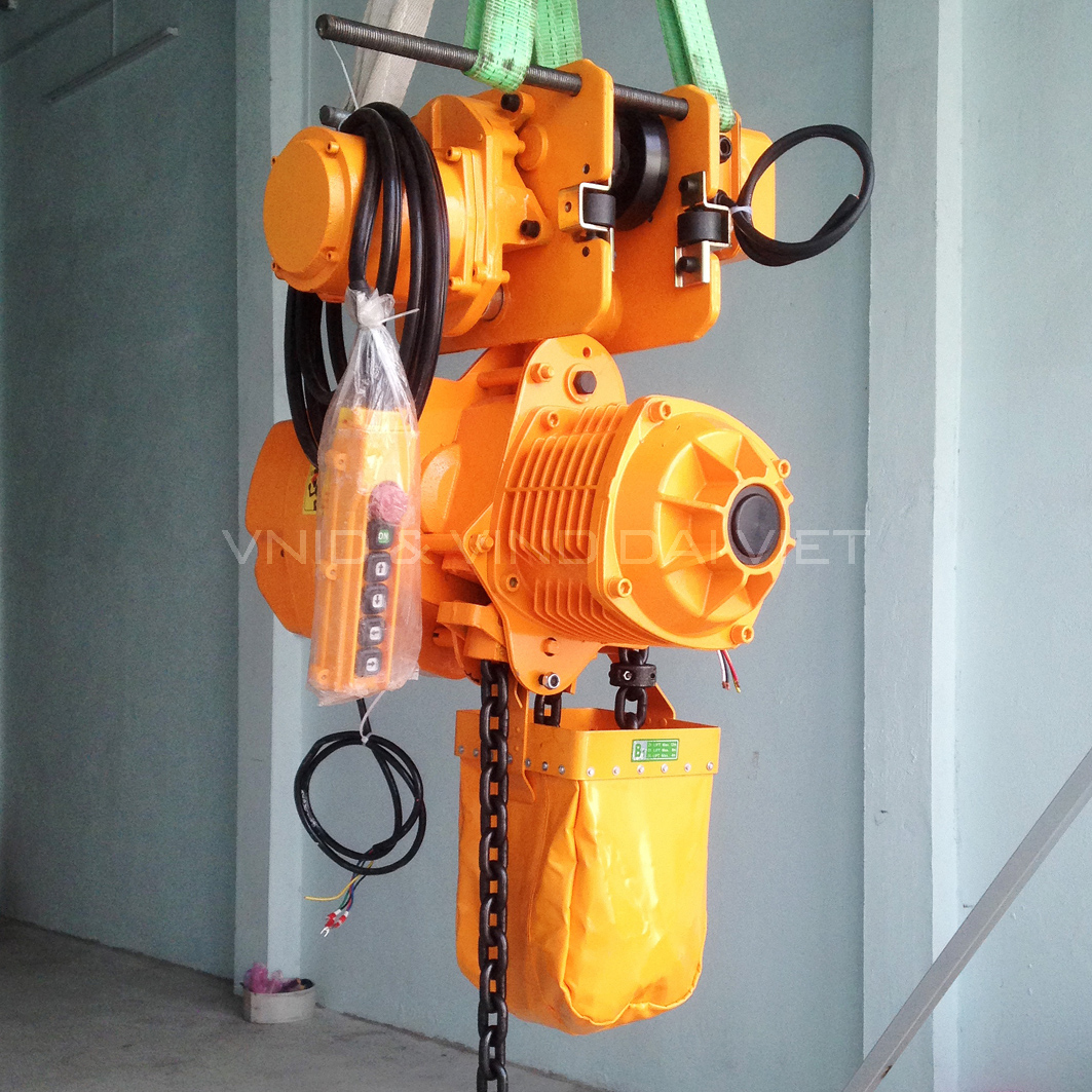 Pa lăng xích điện Trung Quốc là dòng sản phẩm được sản xuất tại Trung Quốc, xuất hiện rộng rãi trên thị trường nhờ giá thành hợp lý, mẫu mã đa dạng và khả năng đáp ứng tốt các nhu cầu nâng hạ phổ thông. Thiết bị này thường được sử dụng độc lập hoặc lắp đặt trên dầm I, monorail, cầu trục nhẹ, cổng trục tải nhỏ. Giới thiệu sản phẩm Pa lăng xích điện Trung Quốc - VKLIFT cung cấp & tư vấn và lắp đặt trên toàn quốc