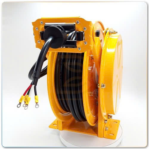 Rulo cuốn cáp điện kiểu lò xo hoạt động dựa trên cơ cấu lò xo tích năng, cho phép tự động thu – nhả cáp điện theo chuyển động của cầu trục hoặc xe con. Thiết bị giúp giữ cáp luôn gọn gàng, tránh rối, tránh va chạm và hạn chế hư hỏng cáp, đồng thời đảm bảo nguồn điện được cấp liên tục trong suốt quá trình vận hành. Rulo cuốn cáp điện kiểu lò xo - VKLIFT cung cấp & tư vấn toàn quốc