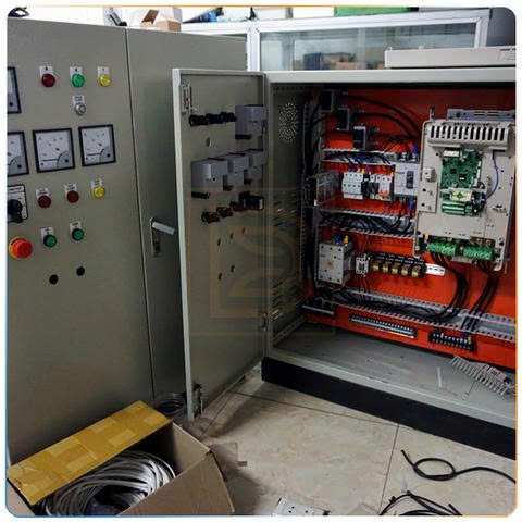 Trong bất kỳ hệ thống cầu trục, cổng trục, pa lăng điện hay thiết bị nâng hạ công nghiệp nào, tủ điện điều khiển cầu trục luôn đóng vai trò là trung tâm điều phối và kiểm soát toàn bộ hoạt động của hệ thống. Nếu pa lăng là “cơ bắp”, dầm cầu là “khung xương” thì tủ điện chính là “bộ não”, quyết định khả năng vận hành an toàn – chính xác – ổn định của cầu trục. Tủ điện điều khiển các thiết bị nâng hạ – VKLIFT chuyên cung cấp & phân phối toàn quốc