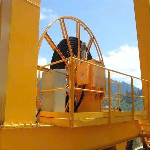 Trong các hệ thống cầu trục, cổng trục, thiết bị nâng hạ di chuyển dài, việc cấp điện an toàn và liên tục cho thiết bị di động là yếu tố bắt buộc để đảm bảo hệ thống vận hành ổn định. Rulo cuốn cáp điện kiểu động cơ chính là giải pháp được sử dụng rộng rãi để đáp ứng yêu cầu này. Rulo cuốn cáp điện kiểu động cơ – VKLIFT chuyên cung cấp & phân phối toàn quốc
