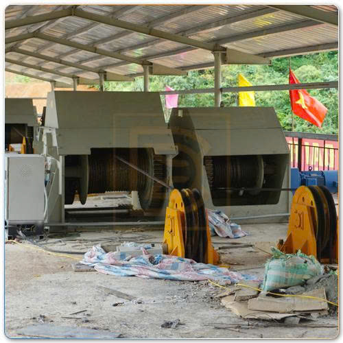 Tời nâng đồng bộ – tời thủy điện (tời nâng cửa van) là thiết bị nâng hạ chuyên dụng, được thiết kế đặc thù cho các nhà máy thủy điện, đập thủy lợi, cống xả, tràn điều tiết nước. Thiết bị cho phép nâng – hạ cửa van với chiều cao lớn, tốc độ chậm, điều khiển chính xác và đồng bộ tuyệt đối, đảm bảo an toàn cho cả công trình và hệ thống cửa van. Tời nâng đồng bộ - Tời thuỷ điện - VKLIFT cung cấp & tư vấn toàn quốc